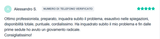 Il dottor salicandro mentre ascolta i problemi del paziente e spiega come procederanno davanti alla scrivania
