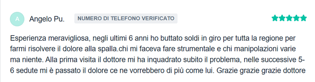 Il dottor salicandro mentre ascolta i problemi del paziente e spiega come procederanno davanti alla scrivania