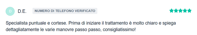 Il dottor salicandro mentre ascolta i problemi del paziente e spiega come procederanno davanti alla scrivania