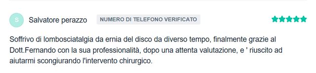 Il dottor salicandro mentre ascolta i problemi del paziente e spiega come procederanno davanti alla scrivania